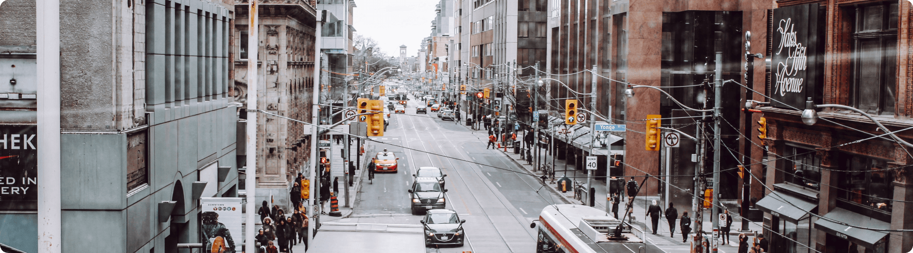 une rue achalandée en centre-ville