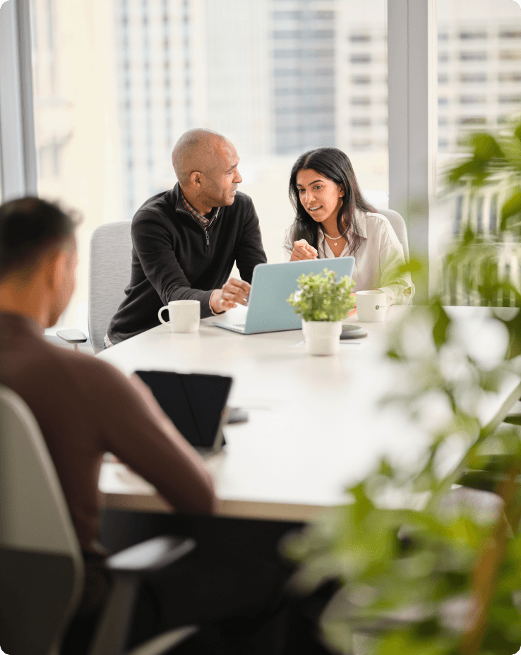 trois collègues travaillant à un bureau